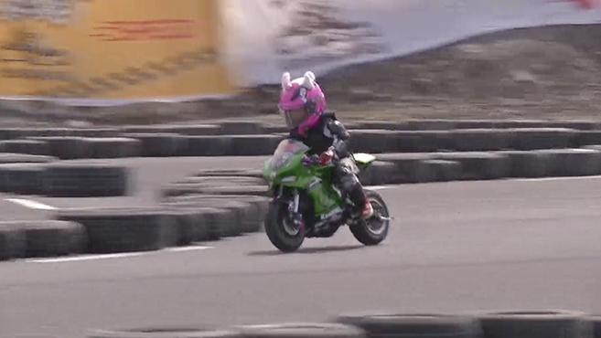 全场最亮的女骑！5岁半女孩摩托车比赛单圈跑出57秒