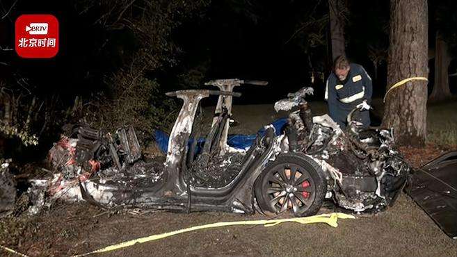美国一特斯拉撞树起火致2人死亡  警方：事发时为无人驾驶状态