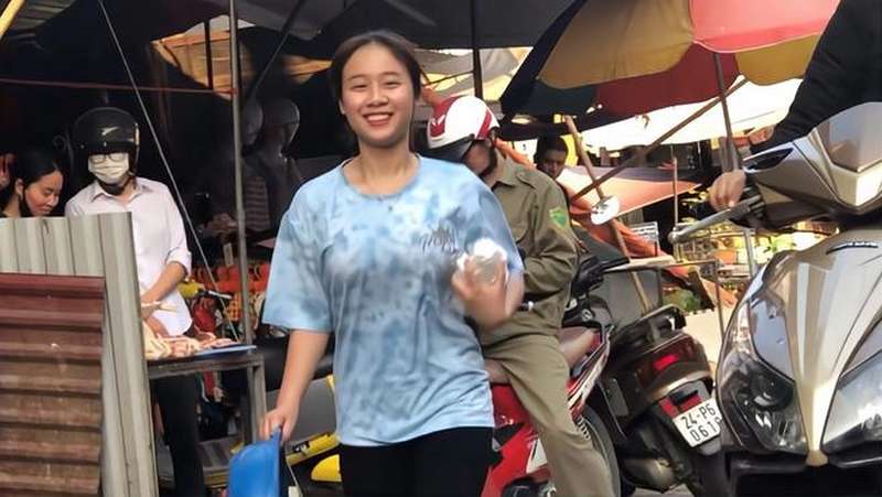越南卖竹笋的姑娘笑容真甜看看她一天都做了些什么