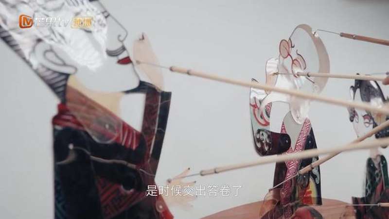 【实拍皮影制作全过程】皮影匠人薛宏权受邀与清华大学美术学院合作,排练一部家宴题材的现代皮影剧《长至归》。他为了创作出最适合表演的皮影,亲自上阵 ...