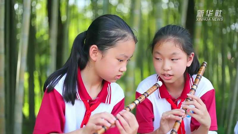 90后教师教学生做笛吹笛 山区校园笛声悠扬,音乐,器乐,好看视频