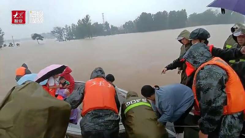 暴雨持续！河南新乡多个村庄被淹 中国安能救援队连夜搭桥转移100多人时事事故灾难好看视频 0100