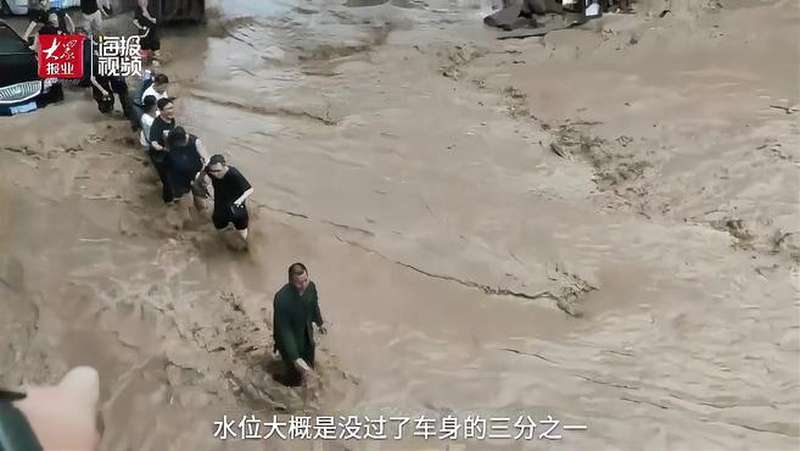 重庆渝北暴雨冲毁道路 当地消防搭绳墙营救被困人员