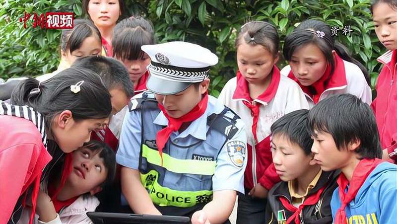小海英与她的12名警察爸爸