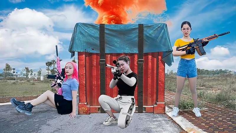 真人版吃鸡游戏有趣的吃鸡游戏小队女孩攻击敌人