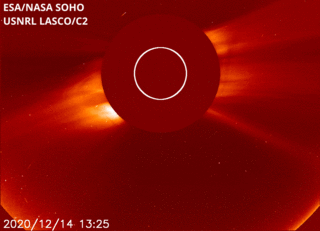 2020 x3(soho) 在拍摄日食影像的这段时间,该彗星以每小时约70万