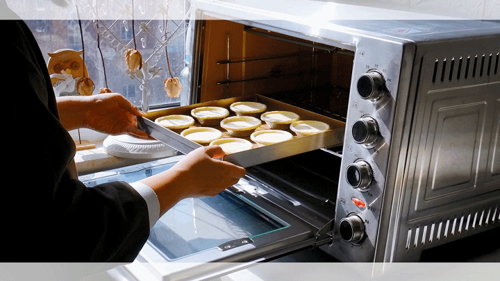 把x-t200放在托盘上拍摄蛋挞放入烤箱的独特视角