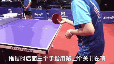 乒乓球直拍横打握法是一种进步，用在推挡上却别扭，该如何处理?