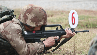 对运动目标射击 官兵们要对快速移动的靶标实施精准射击 对官兵捕捉