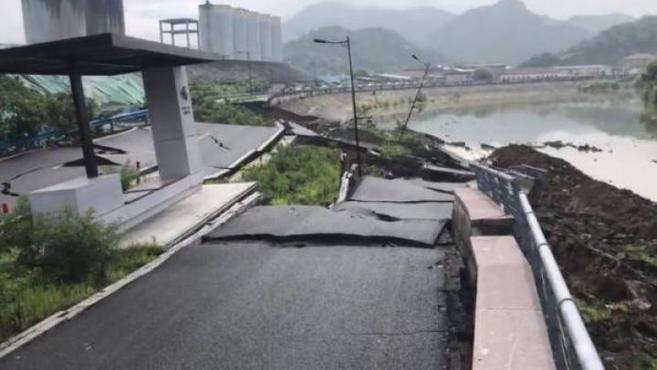 [图]浙江萧山一江堤突然垮塌，断裂成阶梯状