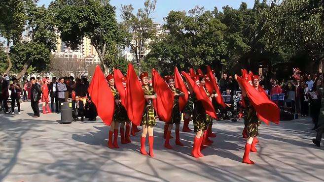 [图]广场舞蹈：我们是党的好儿女，女兵英姿飒爽舞姿潇潇洒洒