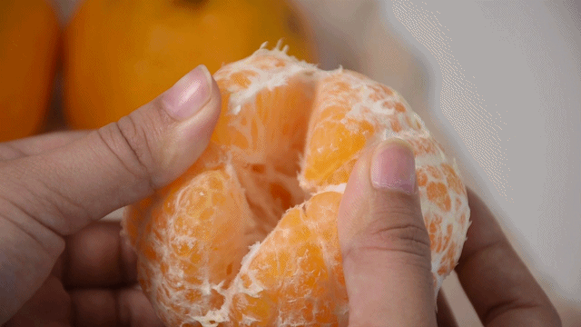 剥橘子动图图片