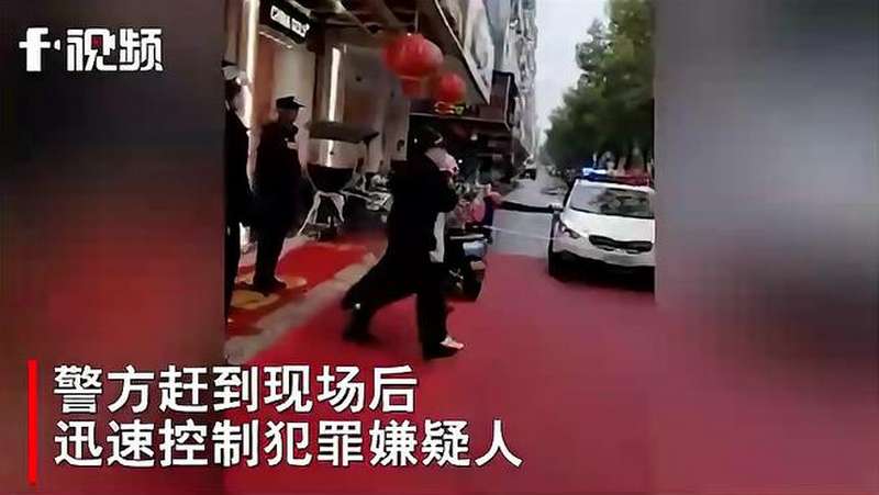 19岁女子持凶器抢劫金店，逃跑时被3名女店员合力制服社会法制好看视频 6165