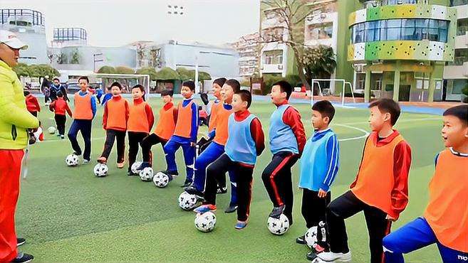 [图]果然视频｜国际足球日，山东省实验小学的孩子们驰骋绿茵场