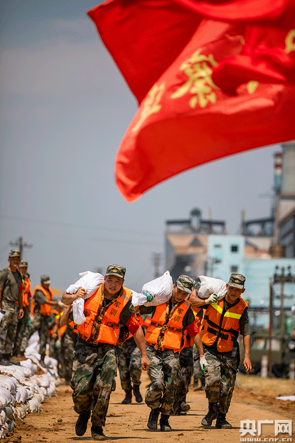 7月17日,長江干堤湖口段,解放軍指戰員正在堤壩除險.