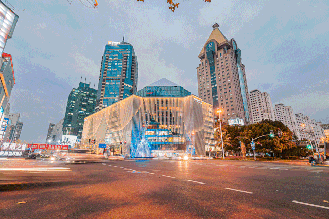 当上海华润时代广场去年以全新形象归来时,其流光溢彩外立面,剧院式