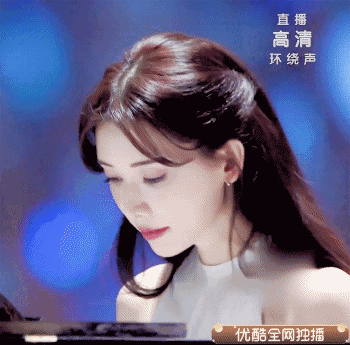 林志玲弹钢琴图片