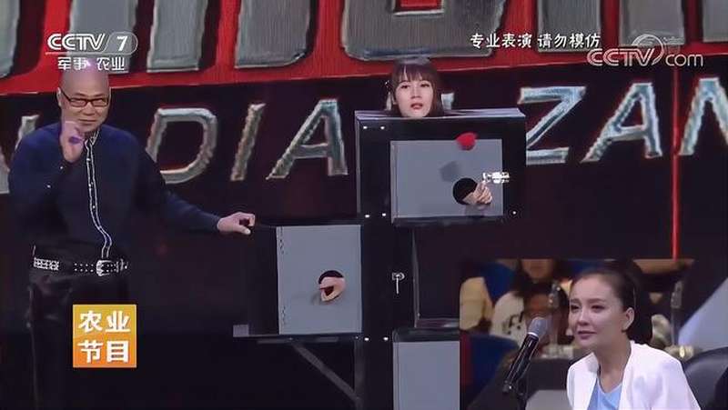 魔术:《人体三分头转180度》,在国际上很少见,保证你没看过,综艺,魔术,好看视频