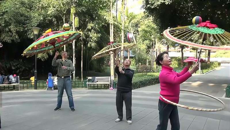 伞上转锅盖 福建老人展绝技,社会,奇闻轶事,好看视频