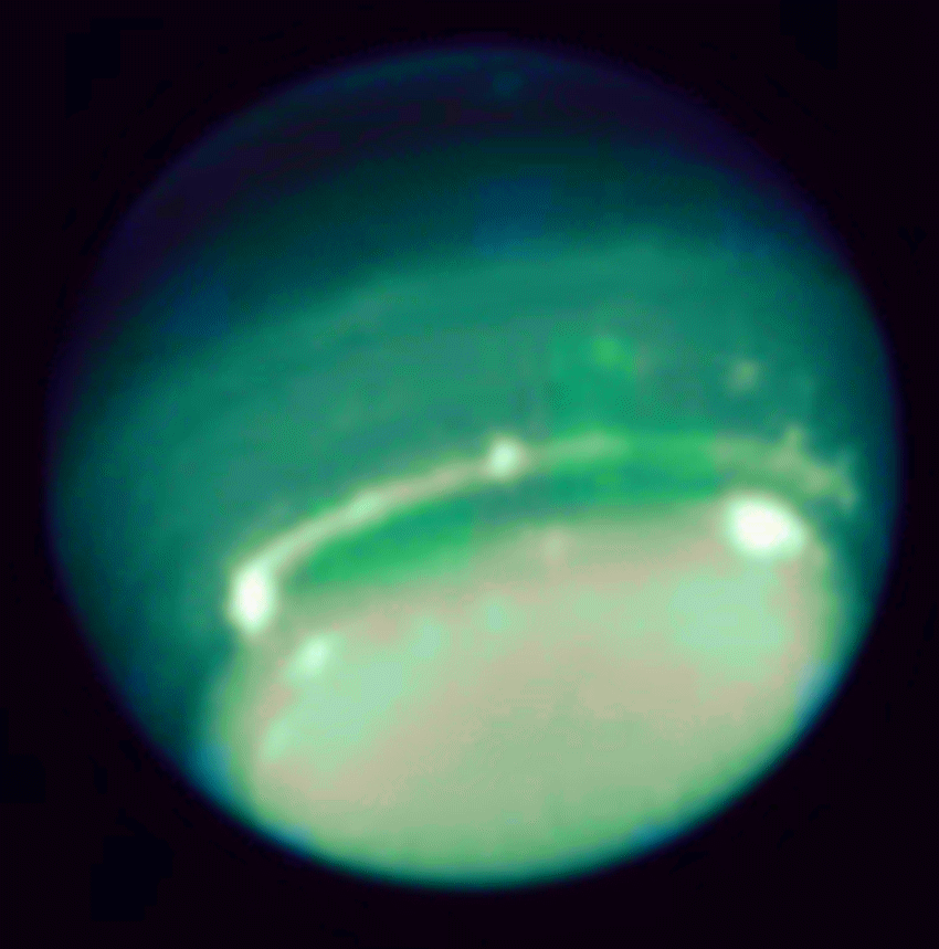 天王星的向阳面有蓝色大气,淡绿色气体,浓厚的云雾和粉红色光晕