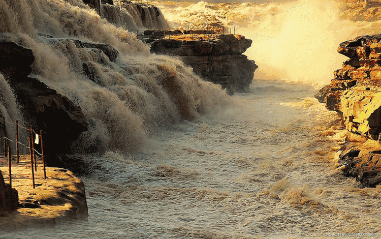 壶口瀑布位于山西省吉县县城西南处25千米的黄河之中 滚滚黄河水奔流