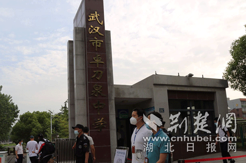 5月20日早上7点,武汉市洪山区纪委监委督察组就来到卓刀泉中学进行